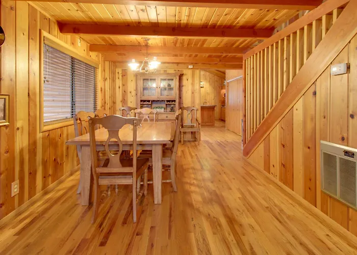 Holiday home Bear's Den 2 Mi To Pinetop Cc: Ski, Sled, Hike!