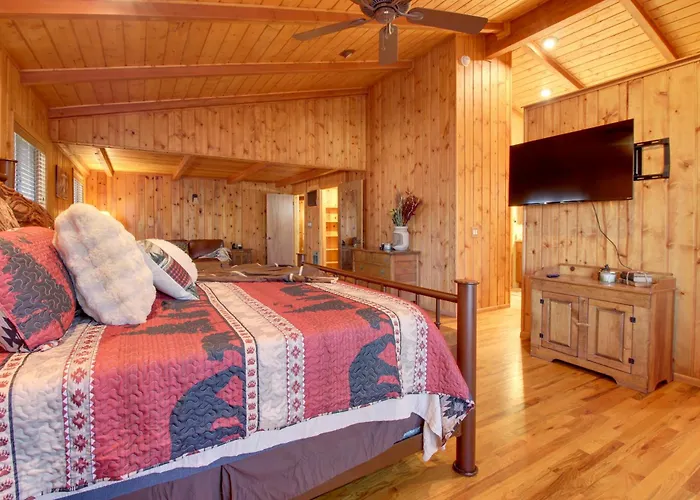 Holiday home Bear's Den 2 Mi To Pinetop Cc: Ski, Sled, Hike!