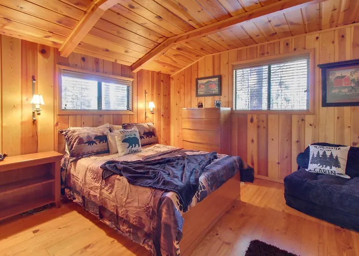 Holiday home Bear's Den 2 Mi To Pinetop Cc: Ski, Sled, Hike!